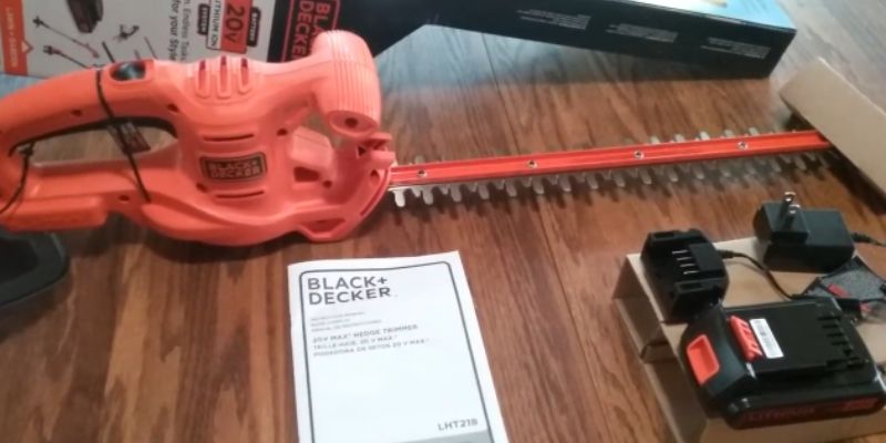 BLACK+DECKER LHT218C1 20V MAX Hedge Trimmer